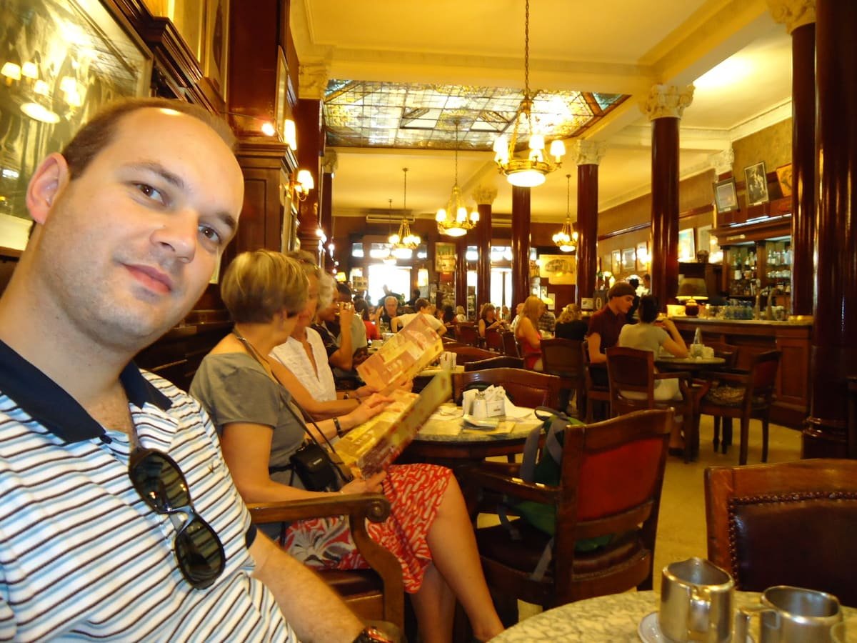 Pedimos café e churros no Café Tortoni em Buenos Aires.