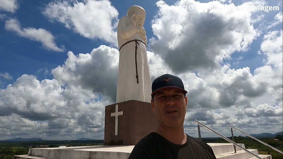 Aos pés da Estátua de Frei Damião em Sousa, Paraíba