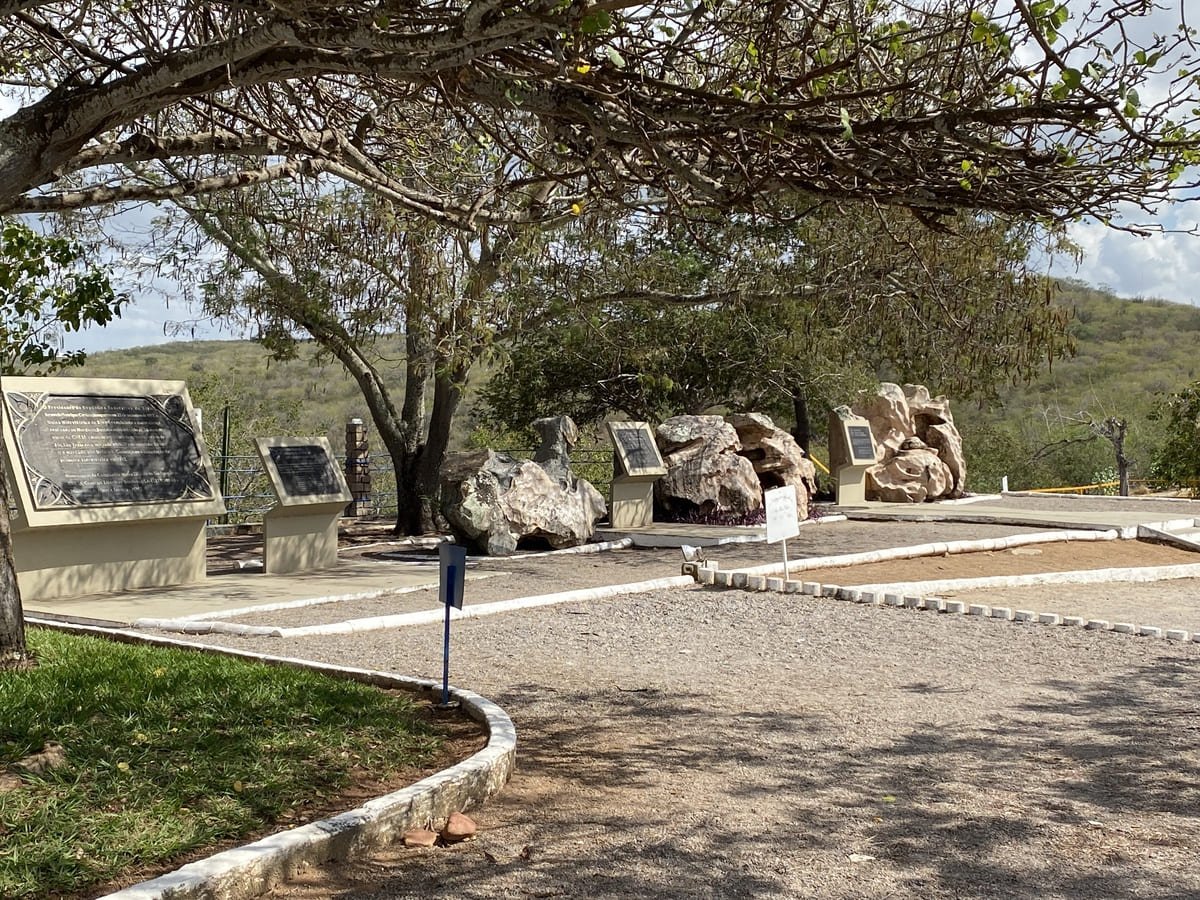 Centro de Visitação da Usina de Xingó com estacionamento e várias pedras.