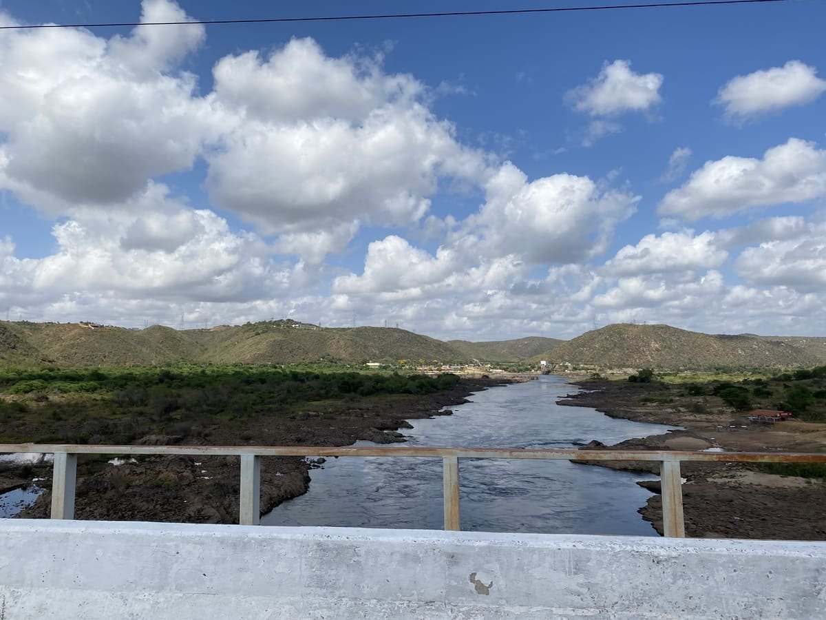 Atravessando ponte sobre o Rio São Francisco na divisa entre Alagoas e Sergipe.