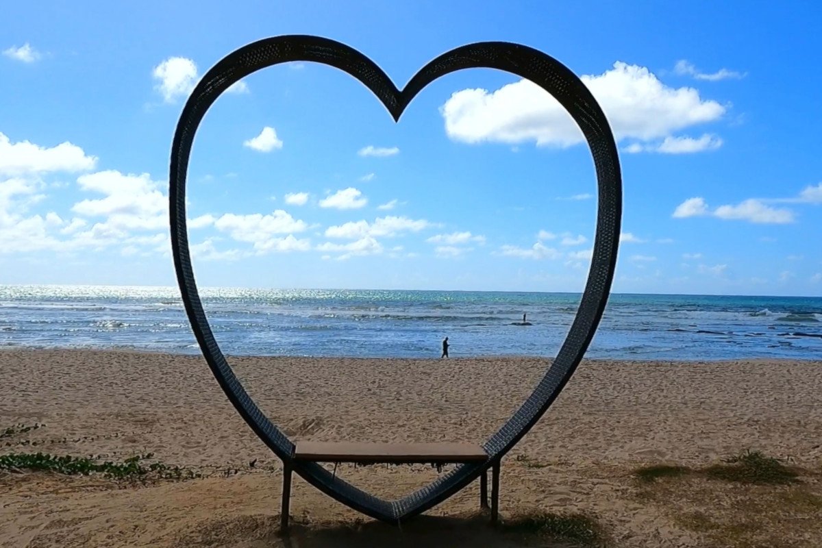 Coração na beira da praia em Vilas do Atlântico.