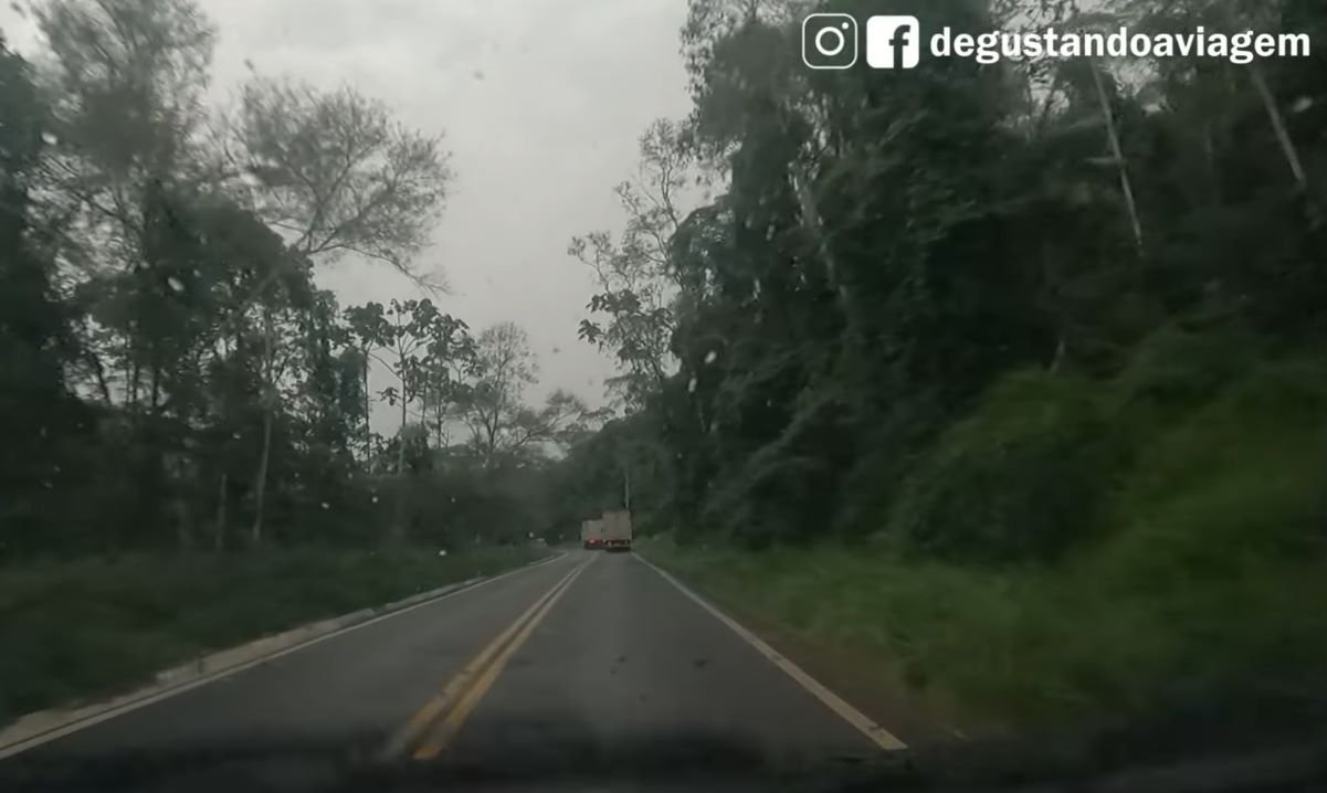 Estrada com chuva em Minas Gerais.